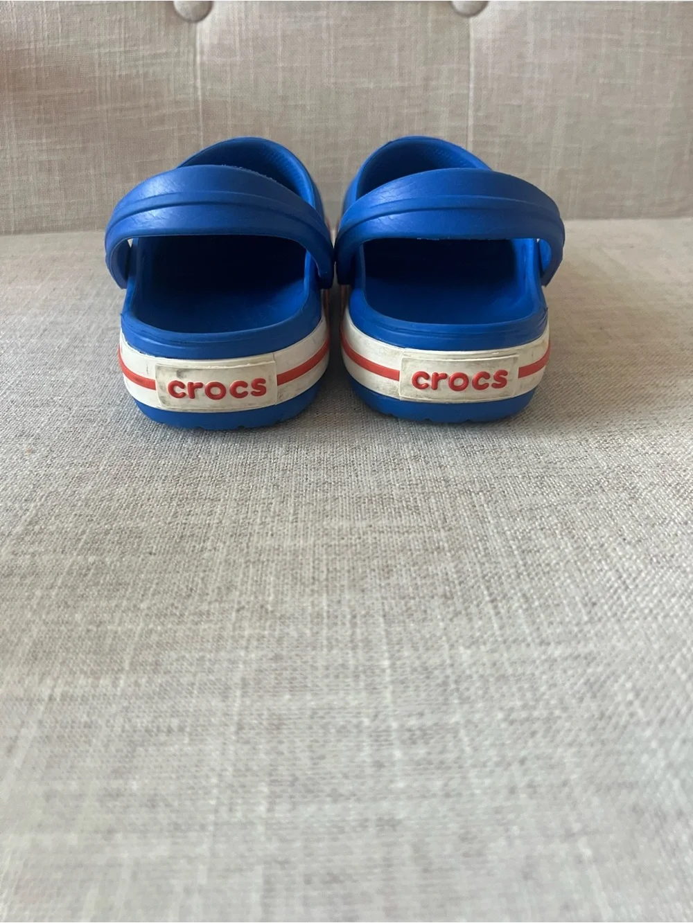 CROCS indentation red shoe